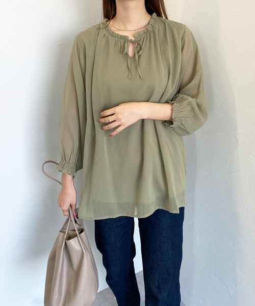 Petit Honfleur(プチオンフルール)の「シフォンレイヤードリボンTブラウス(Tシャツ/カットソー・レディース・ブラック/カーキ/モカ・L/M)」の3枚目の写真