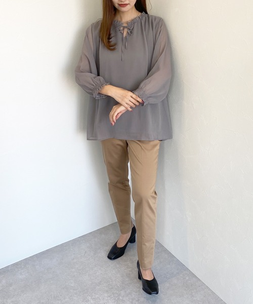 Petit Honfleur(プチオンフルール)の「シフォンレイヤードリボンTブラウス(Tシャツ/カットソー・レディース・ブラック/カーキ/モカ・L/M)」の13枚目の写真