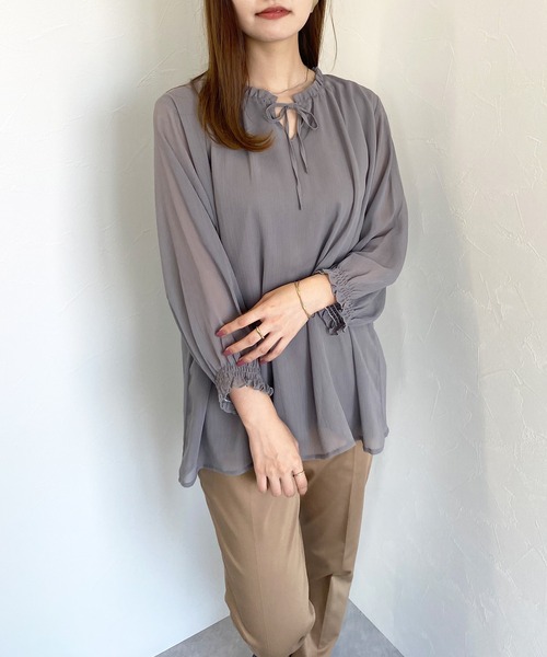 Petit Honfleur(プチオンフルール)の「シフォンレイヤードリボンTブラウス(Tシャツ/カットソー・レディース・ブラック/カーキ/モカ・L/M)」の11枚目の写真