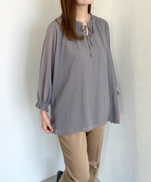 Petit Honfleur(プチオンフルール)の「シフォンレイヤードリボンTブラウス(Tシャツ/カットソー・レディース・ブラック/カーキ/モカ・L/M)」の12枚目の写真