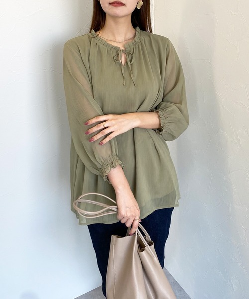 Petit Honfleur(プチオンフルール)の「シフォンレイヤードリボンTブラウス(Tシャツ/カットソー・レディース・ブラック/カーキ/モカ・L/M)」の18枚目の写真