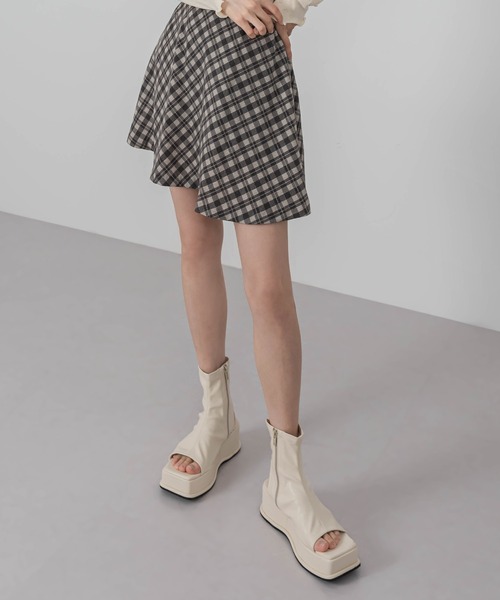 FOLLOWIN（フォロウィン）の「スパンフラットサンダルアンクルブーツ（サンダル・レディース・ブラック/アイボリー・23.0cm/24.0cm/25.0cm/23.5cm/24.5cm）」の2枚目の写真