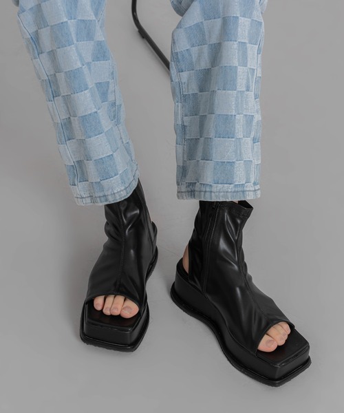 FOLLOWIN（フォロウィン）の「スパンフラットサンダルアンクルブーツ（サンダル・レディース・ブラック/アイボリー・23.0cm/24.0cm/25.0cm/23.5cm/24.5cm）」の13枚目の写真