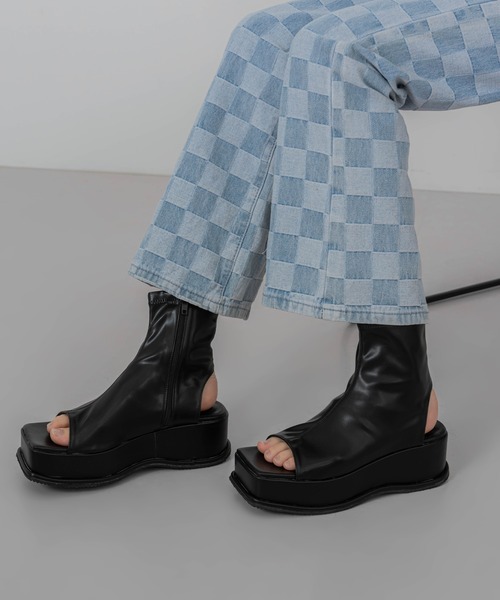 FOLLOWIN（フォロウィン）の「スパンフラットサンダルアンクルブーツ（サンダル・レディース・ブラック/アイボリー・23.0cm/24.0cm/25.0cm/23.5cm/24.5cm）」の8枚目の写真