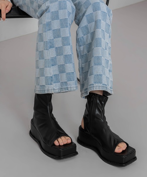 FOLLOWIN（フォロウィン）の「スパンフラットサンダルアンクルブーツ（サンダル・レディース・ブラック/アイボリー・23.0cm/24.0cm/25.0cm/23.5cm/24.5cm）」の11枚目の写真