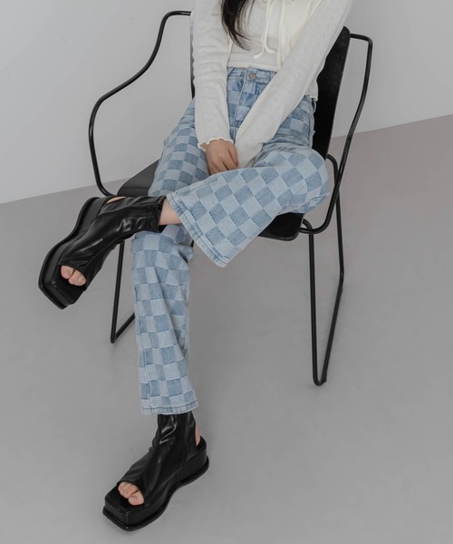 FOLLOWIN（フォロウィン）の「スパンフラットサンダルアンクルブーツ（サンダル・レディース・ブラック/アイボリー・23.0cm/24.0cm/25.0cm/23.5cm/24.5cm）」の5枚目の写真