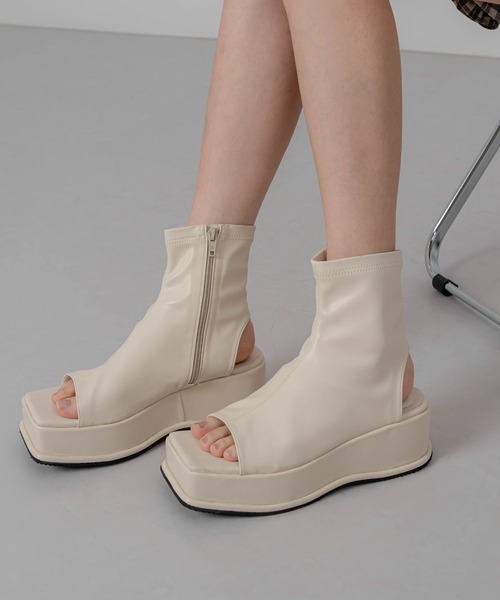 FOLLOWIN（フォロウィン）の「スパンフラットサンダルアンクルブーツ（サンダル・レディース・ブラック/アイボリー・23.0cm/24.0cm/25.0cm/23.5cm/24.5cm）」の10枚目の写真