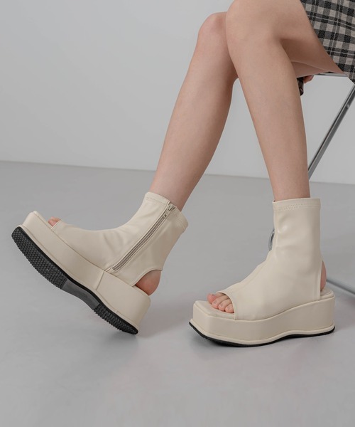 FOLLOWIN（フォロウィン）の「スパンフラットサンダルアンクルブーツ（サンダル・レディース・ブラック/アイボリー・23.0cm/24.0cm/25.0cm/23.5cm/24.5cm）」の14枚目の写真