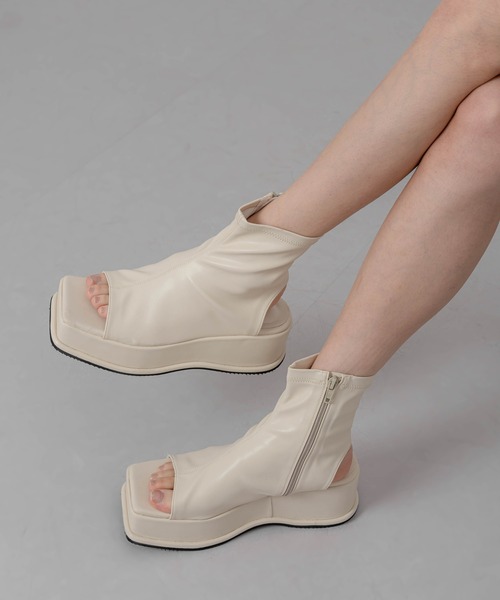 FOLLOWIN（フォロウィン）の「スパンフラットサンダルアンクルブーツ（サンダル・レディース・ブラック/アイボリー・23.0cm/24.0cm/25.0cm/23.5cm/24.5cm）」の9枚目の写真