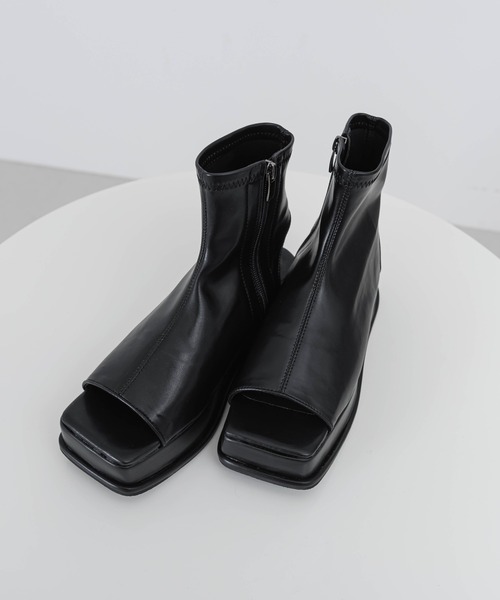 FOLLOWIN（フォロウィン）の「スパンフラットサンダルアンクルブーツ（サンダル・レディース・ブラック/アイボリー・23.0cm/24.0cm/25.0cm/23.5cm/24.5cm）」の4枚目の写真