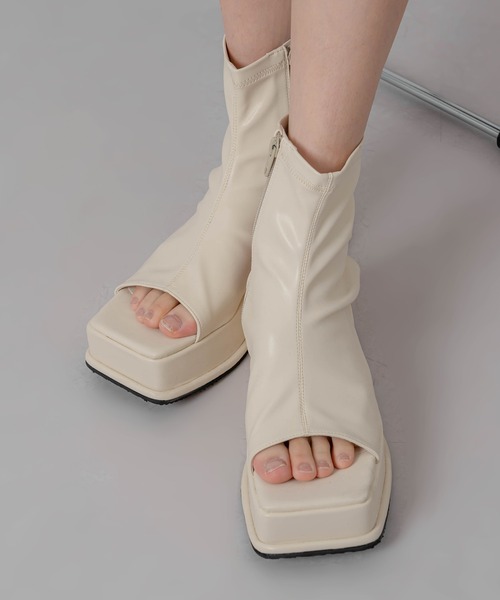 FOLLOWIN（フォロウィン）の「スパンフラットサンダルアンクルブーツ（サンダル・レディース・ブラック/アイボリー・23.0cm/24.0cm/25.0cm/23.5cm/24.5cm）」の15枚目の写真