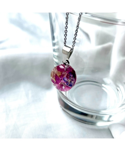 tone(トーン)の「【Willija】《花景》フラワーネックレス(MA)(ネックレス・レディース・ホワイト/パープル/ブルー/レッド/バイオレット/オレンジ/グリーン/アクア/ブラック/ライム/ローズ/ロイヤルブルー/グリーン系2/イエロー/レッド系2/イエロー系3/イエロー系4/ブルー系2/イエロー系2/イエロー系5/ブルー系3・FREE)」の1枚目の写真