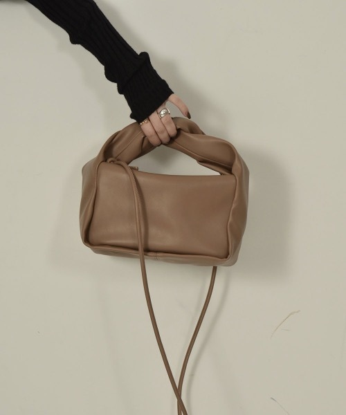 lawgy(ラウジー)の「twist handle 2way bag(ハンドバッグ・レディース・ブラック/ベージュ/アイボリー・FREE)」の1枚目の写真