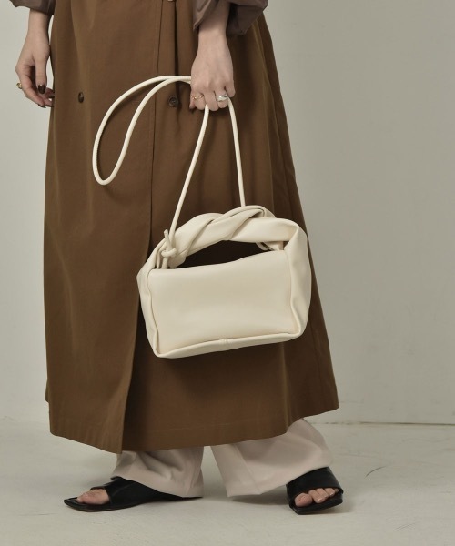 lawgy(ラウジー)の「twist handle 2way bag(ハンドバッグ・レディース・ブラック/ベージュ/アイボリー・FREE)」の2枚目の写真