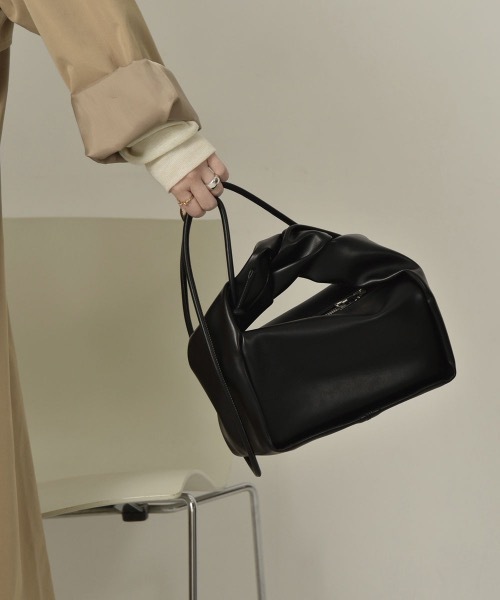 lawgy(ラウジー)の「twist handle 2way bag(ハンドバッグ・レディース・ブラック/ベージュ/アイボリー・FREE)」の3枚目の写真