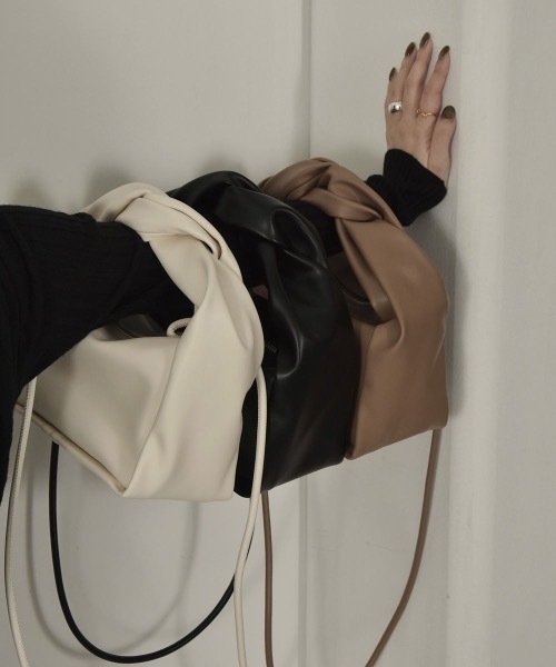 lawgy(ラウジー)の「twist handle 2way bag(ハンドバッグ・レディース・ブラック/ベージュ/アイボリー・FREE)」の7枚目の写真