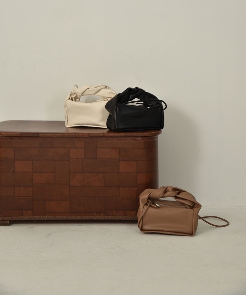 lawgy(ラウジー)の「twist handle 2way bag(ハンドバッグ・レディース・ブラック/ベージュ/アイボリー・FREE)」の8枚目の写真