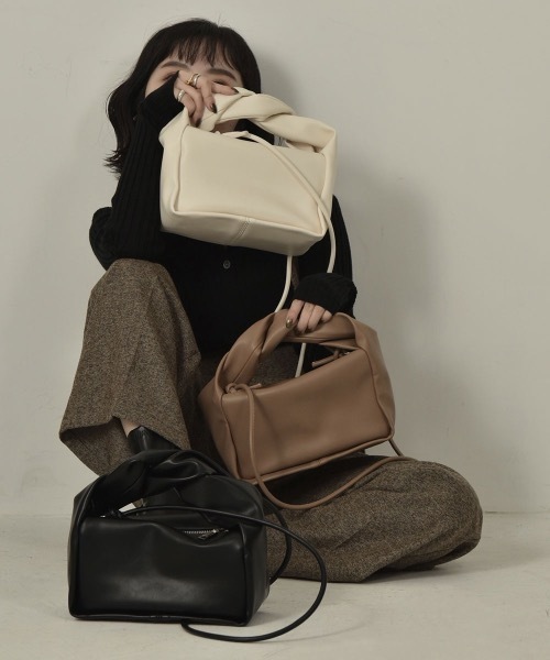 lawgy(ラウジー)の「twist handle 2way bag(ハンドバッグ・レディース・ブラック/ベージュ/アイボリー・FREE)」の9枚目の写真