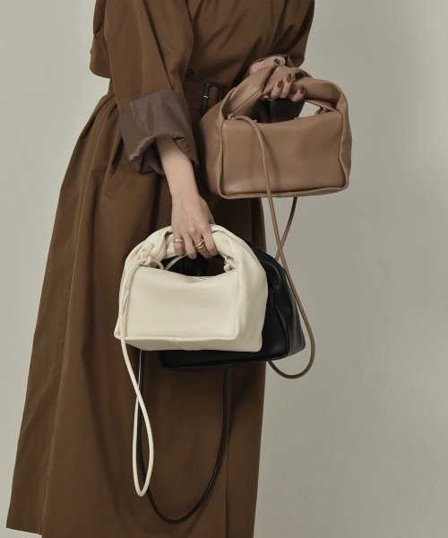 lawgy(ラウジー)の「twist handle 2way bag(ハンドバッグ・レディース・ブラック/ベージュ/アイボリー・FREE)」の6枚目の写真