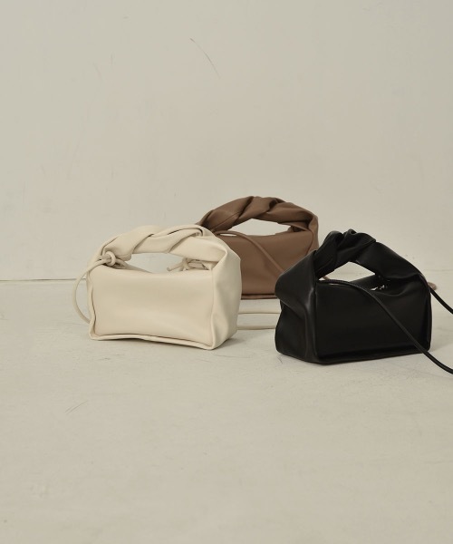 lawgy(ラウジー)の「twist handle 2way bag(ハンドバッグ・レディース・ブラック/ベージュ/アイボリー・FREE)」の4枚目の写真
