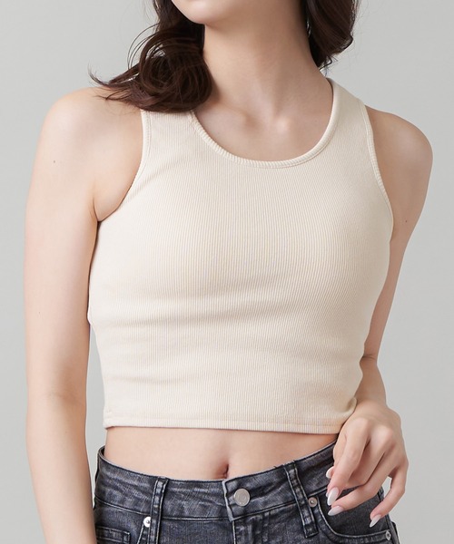 SPINNS（スピンズ）の「【一枚で着れるカップ付き】リブアメスリタンク（タンクトップ・レディース・ホワイト/ブラック/サックスブルー/グリーン/オートミール/ブラウン/ネイビー/オレンジ/レッド/ピンク/アイボリー/ピンク系その他/グリーン系その他/ブルー・ONESIZE/XS/M/S）」の3枚目の写真