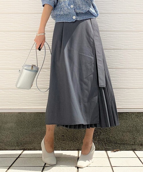 Q(キュー)の「プリーツラップスカート(スカート・レディース・ライトグレー/ベージュ・MEDIUM)」の2枚目の写真