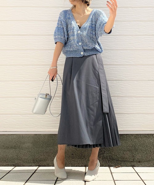 Q(キュー)の「プリーツラップスカート(スカート・レディース・ライトグレー/ベージュ・MEDIUM)」の3枚目の写真