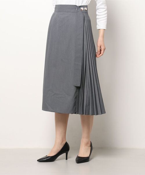 Q(キュー)の「プリーツラップスカート(スカート・レディース・ライトグレー/ベージュ・MEDIUM)」の5枚目の写真