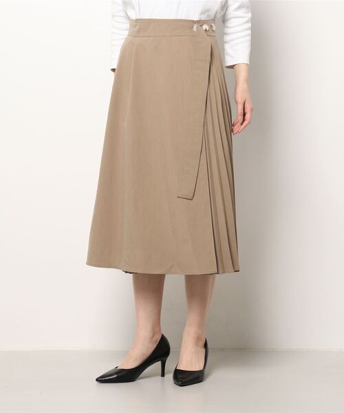 Q(キュー)の「プリーツラップスカート(スカート・レディース・ライトグレー/ベージュ・MEDIUM)」の6枚目の写真