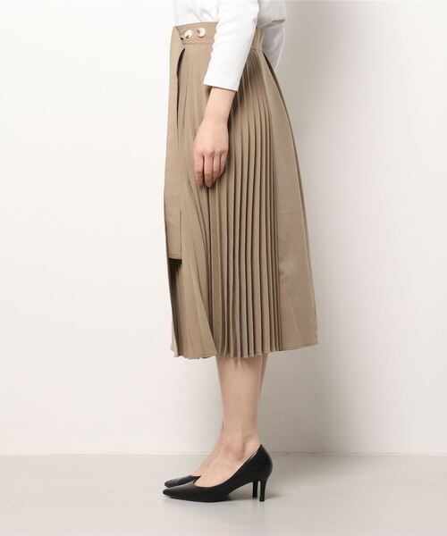 Q(キュー)の「プリーツラップスカート(スカート・レディース・ライトグレー/ベージュ・MEDIUM)」の7枚目の写真