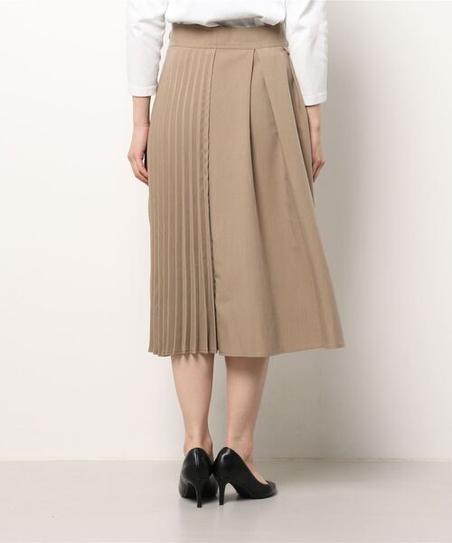 Q(キュー)の「プリーツラップスカート(スカート・レディース・ライトグレー/ベージュ・MEDIUM)」の8枚目の写真