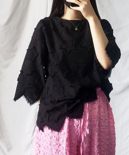 me+em select(ミームセレクト)の「星柄総刺繍フリンジカラーブラウス(シャツ/ブラウス・レディース・コーラルピンク/マスタード/ホワイト/ブラック・FREE)」の2枚目の写真