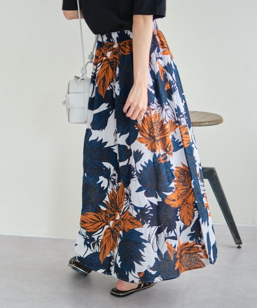 COLONY 2139（コロニートゥーワンスリーナイン）の「ボタニカル柄マキシスカート（スカート・レディース・オフホワイト/カーキ・FREE）」の3枚目の写真