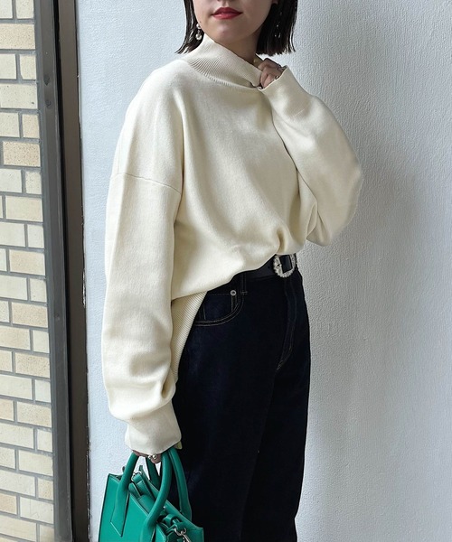 PAGEBOY(ページボーイ)の「〈自宅で洗える!〉WEB限定アイテム / バックスリットハイネック(ニット/セーター・レディース・ブラック/オフホワイト/オレンジ/ブルー/グリーン/グレイッシュベージュ・FREE)」の2枚目の写真