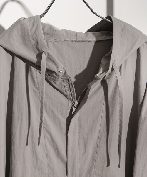 NILWAY（ニルウェイ）の「サイドコードビッグポケットルーズアノラックナイロンパーカー（ナイロンジャケット・メンズ・ライトグレー/ブラック/ブルー/チャコール・MEDIUM/LARGE）」の5枚目の写真