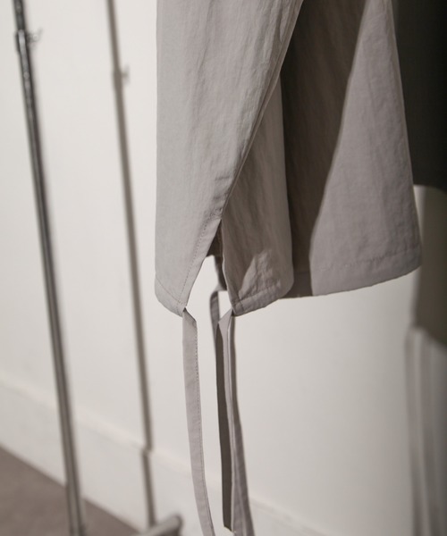 NILWAY（ニルウェイ）の「サイドコードビッグポケットルーズアノラックナイロンパーカー（ナイロンジャケット・メンズ・ライトグレー/ブラック/ブルー/チャコール・MEDIUM/LARGE）」の7枚目の写真