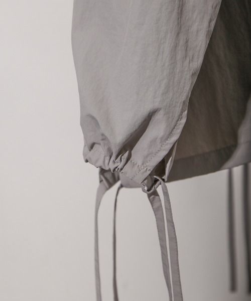 NILWAY（ニルウェイ）の「サイドコードビッグポケットルーズアノラックナイロンパーカー（ナイロンジャケット・メンズ・ライトグレー/ブラック/ブルー/チャコール・MEDIUM/LARGE）」の10枚目の写真