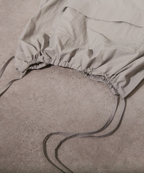 NILWAY（ニルウェイ）の「サイドコードビッグポケットルーズアノラックナイロンパーカー（ナイロンジャケット・メンズ・ライトグレー/ブラック/ブルー/チャコール・MEDIUM/LARGE）」の11枚目の写真