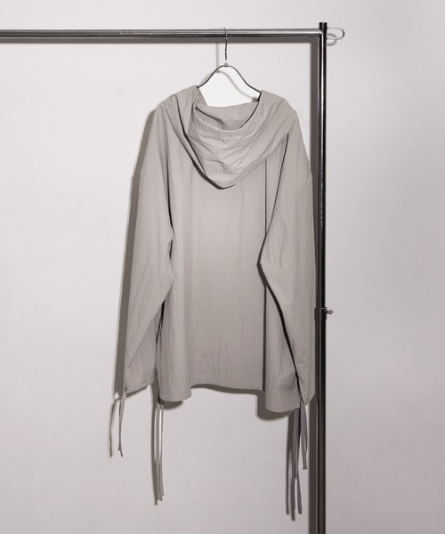 NILWAY（ニルウェイ）の「サイドコードビッグポケットルーズアノラックナイロンパーカー（ナイロンジャケット・メンズ・ライトグレー/ブラック/ブルー/チャコール・MEDIUM/LARGE）」の13枚目の写真