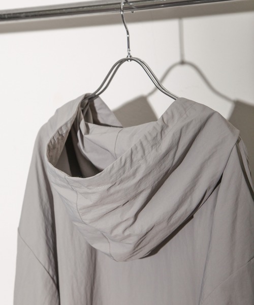 NILWAY（ニルウェイ）の「サイドコードビッグポケットルーズアノラックナイロンパーカー（ナイロンジャケット・メンズ・ライトグレー/ブラック/ブルー/チャコール・MEDIUM/LARGE）」の6枚目の写真