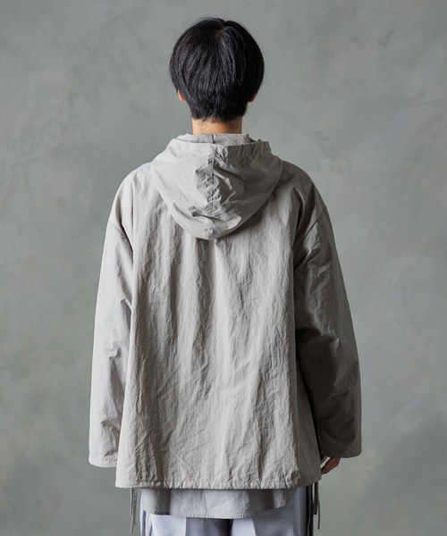 NILWAY（ニルウェイ）の「サイドコードビッグポケットルーズアノラックナイロンパーカー（ナイロンジャケット・メンズ・ライトグレー/ブラック/ブルー/チャコール・MEDIUM/LARGE）」の16枚目の写真