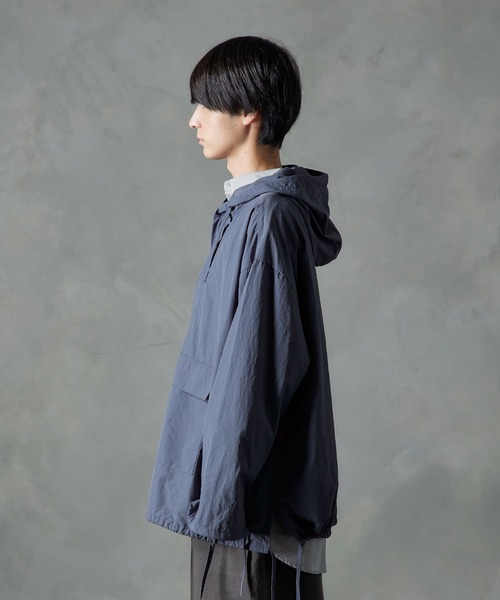 NILWAY（ニルウェイ）の「サイドコードビッグポケットルーズアノラックナイロンパーカー（ナイロンジャケット・メンズ・ライトグレー/ブラック/ブルー/チャコール・MEDIUM/LARGE）」の21枚目の写真