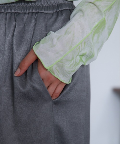 feepur(フェピュール)の「【TALLサイズあり】サテンマーメイドロングスカート(スカート・レディース・グレー/アイボリー/ブラック・TALL/MEDIUM)」の7枚目の写真