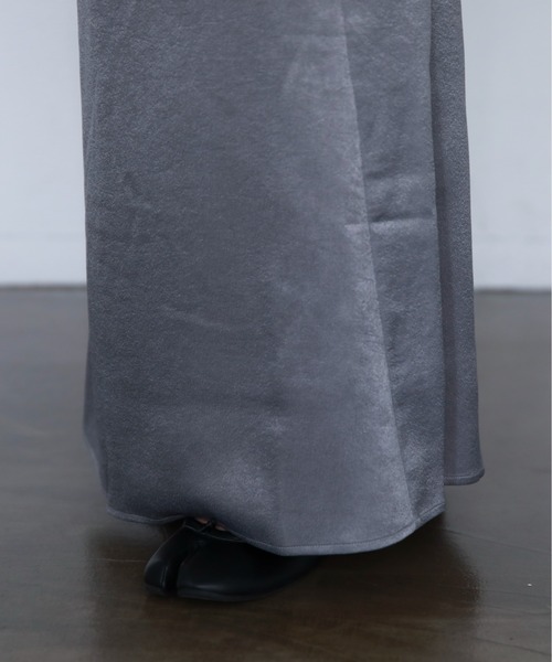 feepur(フェピュール)の「【TALLサイズあり】サテンマーメイドロングスカート(スカート・レディース・グレー/アイボリー/ブラック・TALL/MEDIUM)」の5枚目の写真