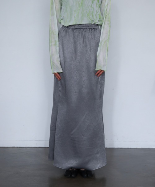 feepur(フェピュール)の「【TALLサイズあり】サテンマーメイドロングスカート(スカート・レディース・グレー/アイボリー/ブラック・TALL/MEDIUM)」の4枚目の写真
