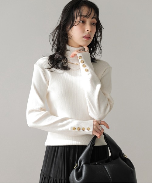 La-gemme(ラジェム)の「袖ボタンリブニット(ニット/セーター・レディース・ベージュ/ブラック/マスタード/ピンクベージュ/ブルーグリーン/テラコッタ/オフホワイト/グレー/モカ・フリー)」の2枚目の写真