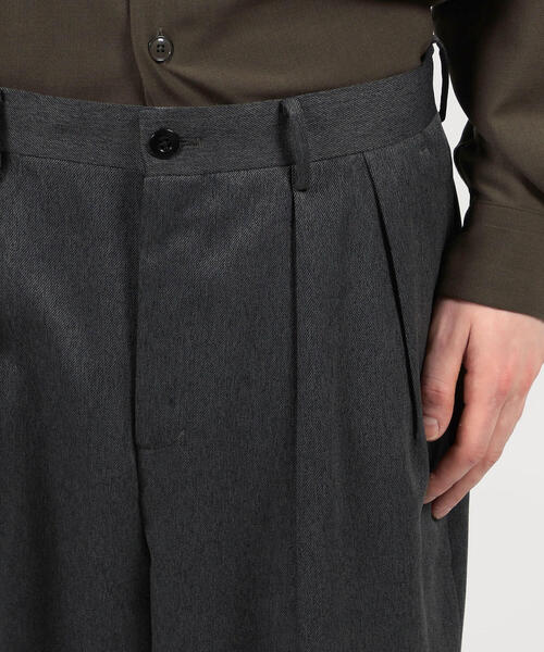 TOMORROWLAND （トゥモローランド）の「ポリエステルツイル 2プリーツパンツ（その他パンツ・メンズ・ブラック/チャコールグレー/ダークブラウン・M/S）」の13枚目の写真