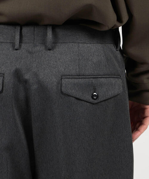 TOMORROWLAND （トゥモローランド）の「ポリエステルツイル 2プリーツパンツ（その他パンツ・メンズ・ブラック/チャコールグレー/ダークブラウン・M/S）」の14枚目の写真