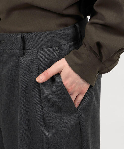 TOMORROWLAND （トゥモローランド）の「ポリエステルツイル 2プリーツパンツ（その他パンツ・メンズ・ブラック/チャコールグレー/ダークブラウン・M/S）」の15枚目の写真