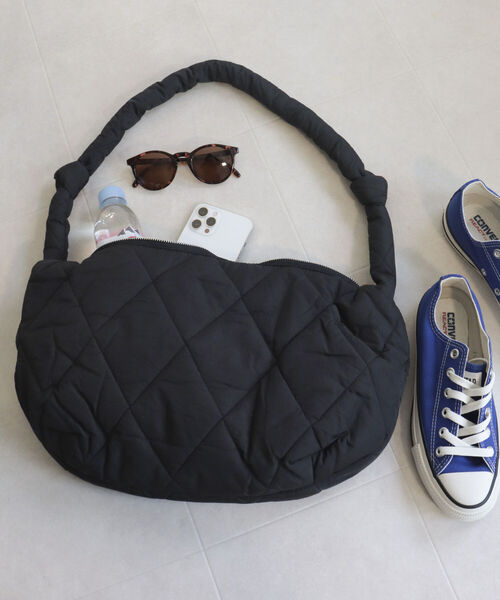 fredy emue(フレディエミュ)の「ハーフムーンキルトワンハンドルバッグ(ショルダーバッグ・レディース・アイボリー/ブラック・FREE)」の2枚目の写真